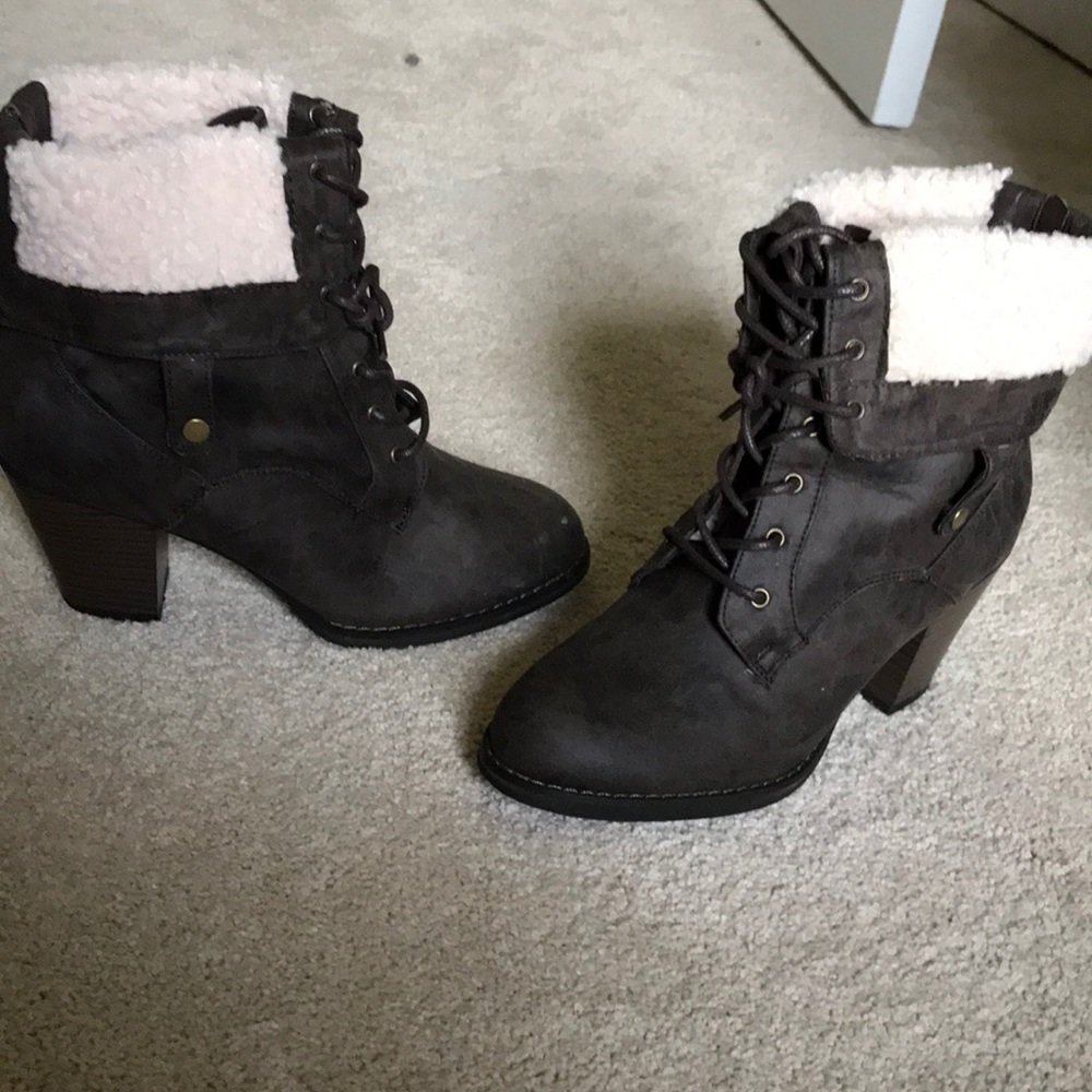 7.5 distressed brown woman bootie